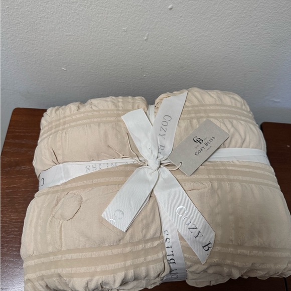 Cozy Bliss Cooling Comforter Seersucker Plaid King Size - Picture 4 of 5